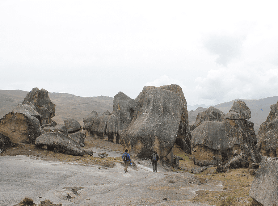 caminata bosque de piedras hatunmachay