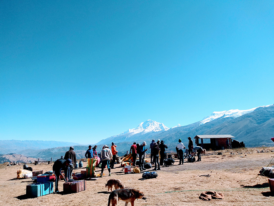 tour operador ishinca mountain